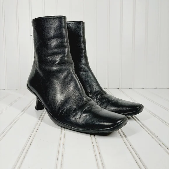 Stuart Weitzman Women's Black Leather Kitten Heel Back Zip Ankle Boots I464 - Picture 4 of 11